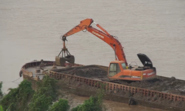 Phó Thủ tướng yêu cầu điều tra, làm rõ vụ đổ chất thải xuống sông Hồng